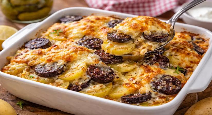 Hurkás rakottkrumpli – Sokan meglepődnek, de ez a recept egyszerűen zseniális