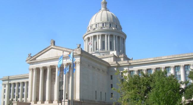 Az Egyesült Államokban az oklahomai bíróság szabályokat vezetett be a mesterséges intelligencia használatára vonatkozóan