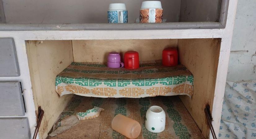 Repedezett falak, poros bútorok – egy otthon, amelybe már senki sem tér vissza