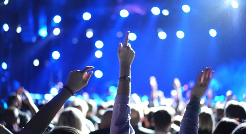 Szereted a régi magyar zenéket? Tudod kik énekelték a számokat? Teszteld tudásod!