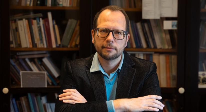 Scheibner Tamás: A jelenlétében minden mondat könnyen kliséként lepleződik le