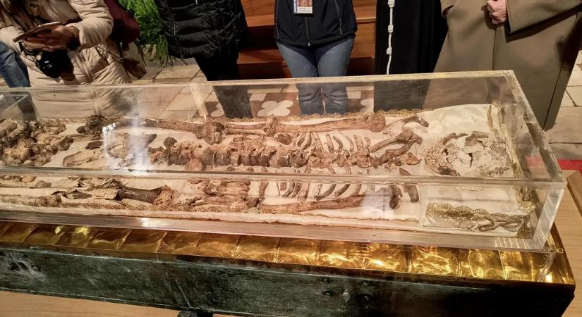 Kiállították Assisi Szent Ferenc 13. századi maradványait