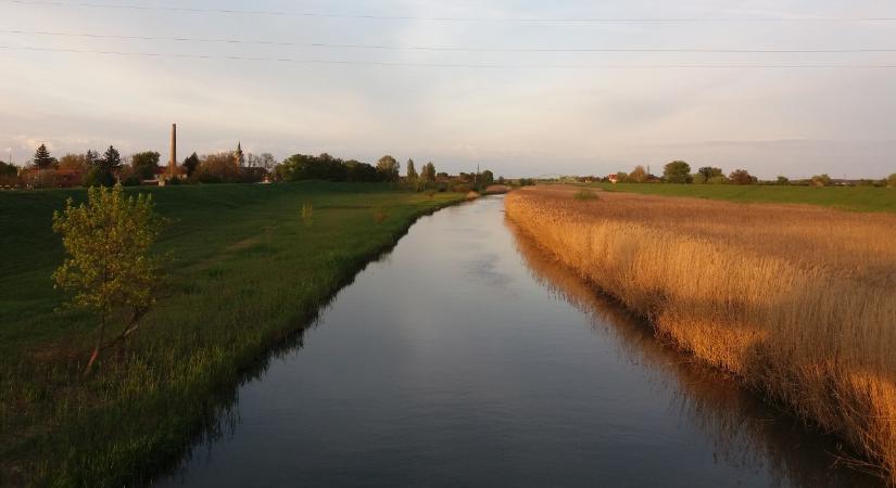 Egy Teslát fogott a horgász a Berettyóban – videó