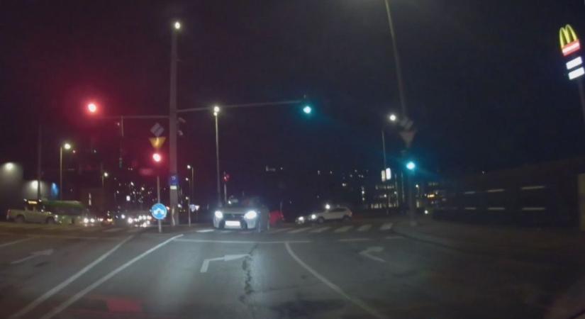 KRESZ-kvíz: melyik autós lepődött meg jobban? Szürreális jelenet Pécsen (VIDEÓ)