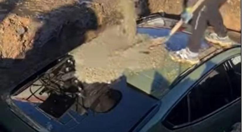Megáll az ész, 70 milliós BMW-t betonoztak be egy gödörbe!