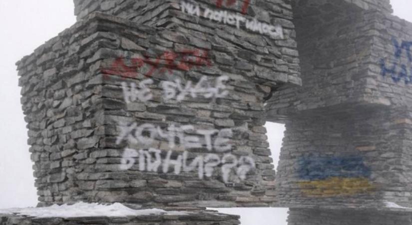 „Késre a magyarokat”: ismét meggyalázták Kárpátalján a honfoglalási emlékművet
