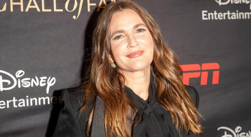 Drew Barrymore galéria: így lett kislányból szexszimbólum, majd a sminktől menekülő celeb