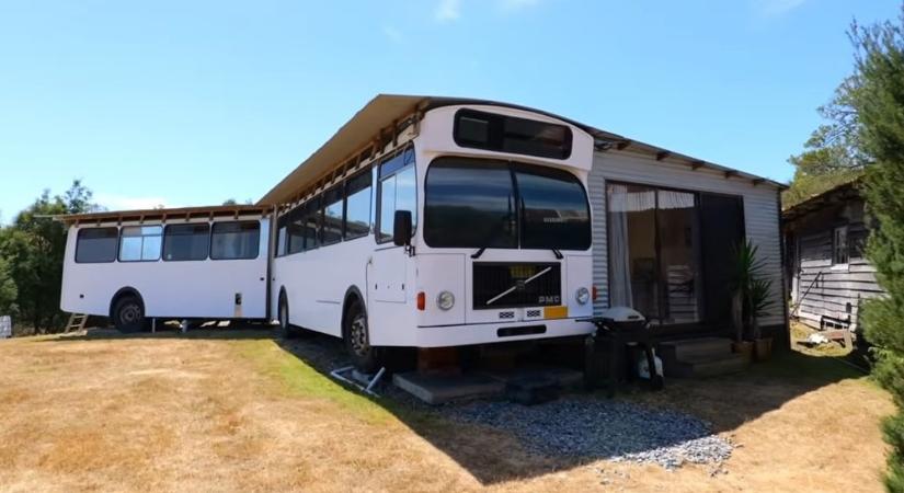 Kényelmes otthont faragtak egy csuklós buszból