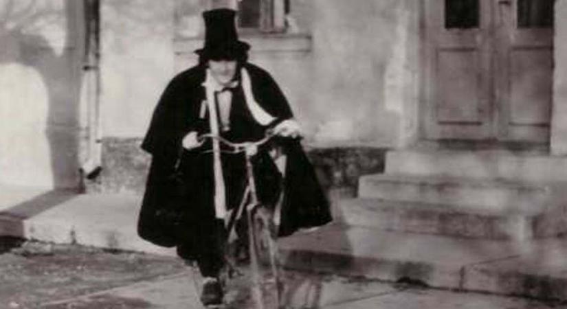 Olvasói fotó bizonyítja: elegánsan, frakkban is lehet méltóságteljesen kerékpározni