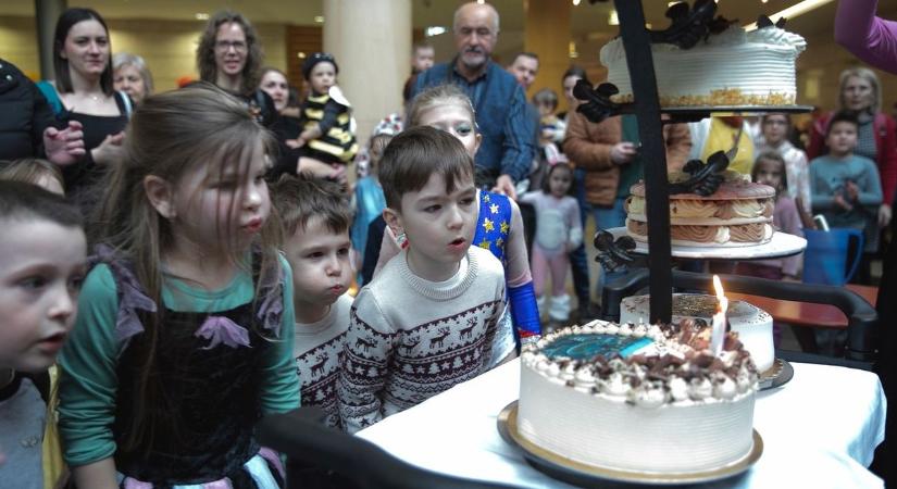 Akkora tortát kapott a Kölcsey Központ, hogy hét cukrászda dolgozott rajta – fotókkal