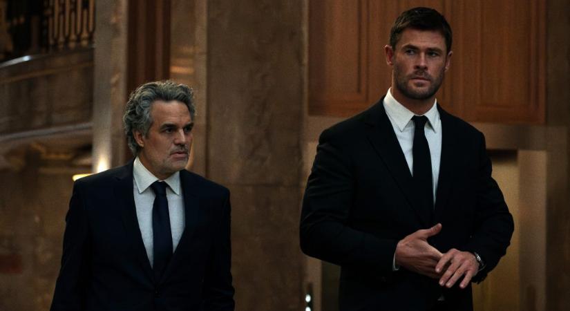 Chris Hemsworth és Mark Ruffalo maguk mögött hagyták a Marvel-univerzumot, hogy egymást kergessék a bűnös Los Angelesben