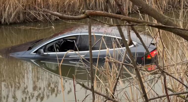 Tesla süllyedt a Hortobágy-Berettyóba, kórházba vitték a sofőrt