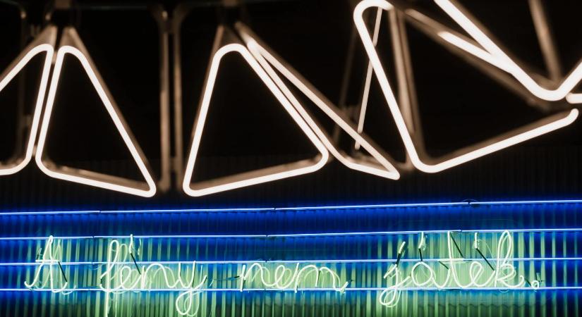 Jött egy ritka világsiker, magyar csillár nyerte a világítástechnika legjelentősebb díját