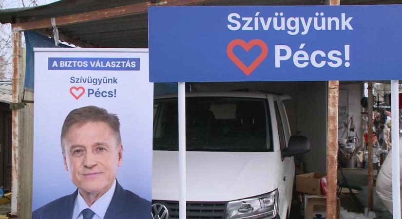 Alig látni a Fidesz-KDNP logót, saját mozgalmának jelképeivel kampányol a kormánypárti jelölt Pécsen