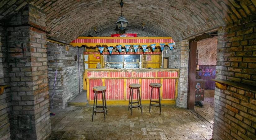 Bontott borosüvegek és megterített asztalok: mindent hátrahagyva tűntek el a magyar csárdából