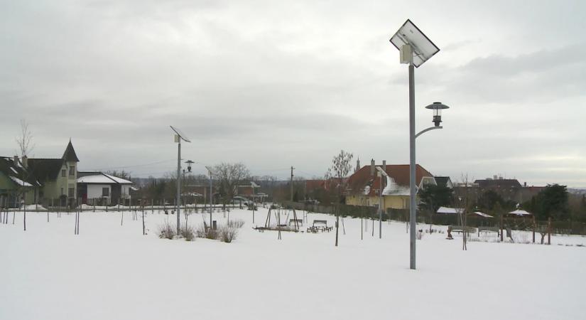 Sötétedéskor bezárják a parkot - miért építettek napelemes díszkivilágítást, ha senki nem láthatja?