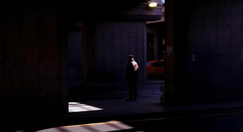 Ijesztő, sötét ruhás fantom rémíti halálra az autósokat Tatabányán – nem hiszed el, mivel szórakozik a nő