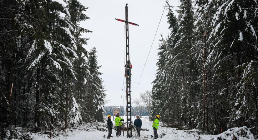 Áram nélkül maradt falvak: drónvideón a veszélyes fakidőlések nyomai