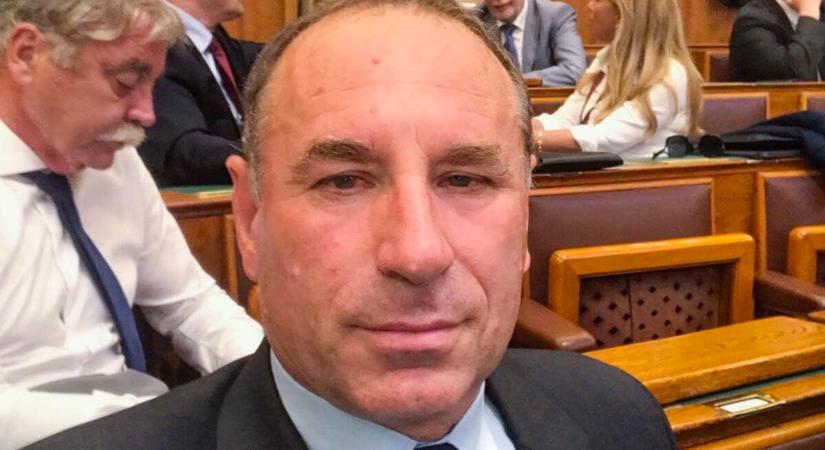 Fotót hamisított a fideszes, majd miután lebukott, törölte (róla az AI-vízjelet)