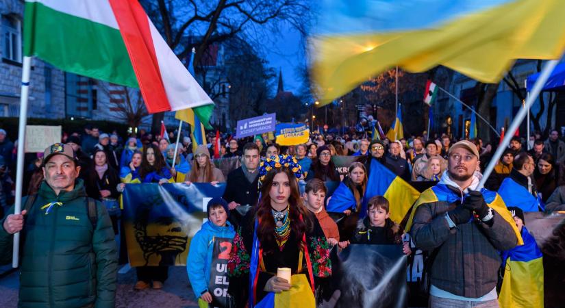 Megnyílt az Oroszország háborúja által traumatizált gyerekek rajzait bemutató kiállítás, Karácsony Gergely bocsánatot kért az Orbán-kormány miatt