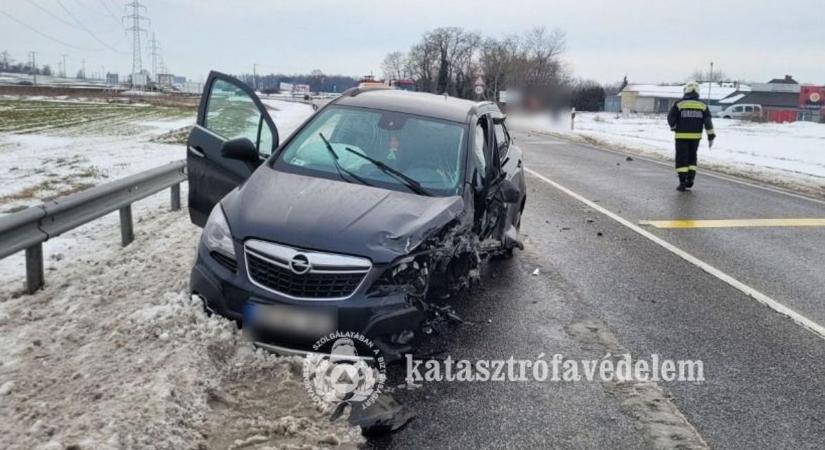 Többen megsérültek egy balesetben a 71-es főúton (helyszíni fotók)