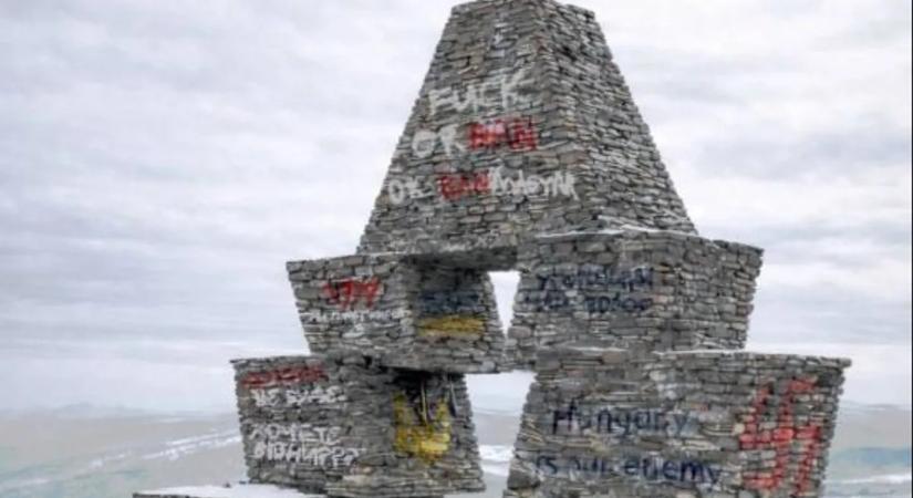 "Késre a magyarokat" – ismét meggyalázták a vereckei honfoglalási emlékművet Kárpátalján