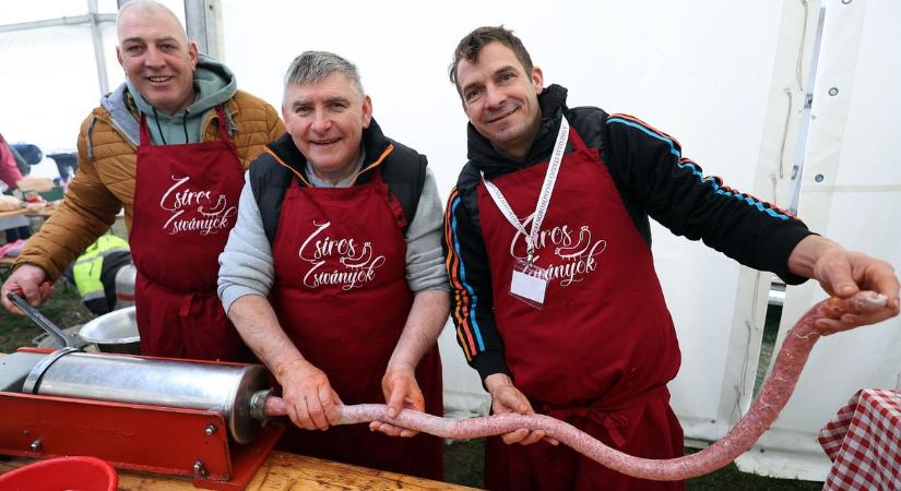 Rekordszámú résztvevő a kisszállási disznótoron, megérkeztek az első gólyák Akasztóra