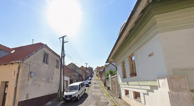 Halálos gyalogosgázolás Pécsen: tolató kocsi ütötte el Erzsi nénit