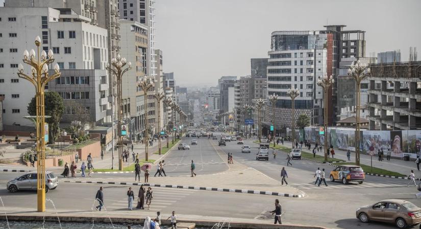 Nemrég még szorult a hurok és az IMF kopogtatott a túltolt „rezsitámogatás" miatt, most saját elektromos autót gyártana a fejlődő ország