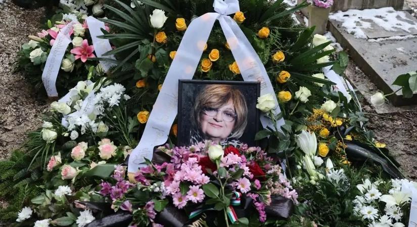 Meghökkentő dolgot tett Voith Ági temetésén Stohl András, a Nagy Ő továbbra is randizik Krisztával