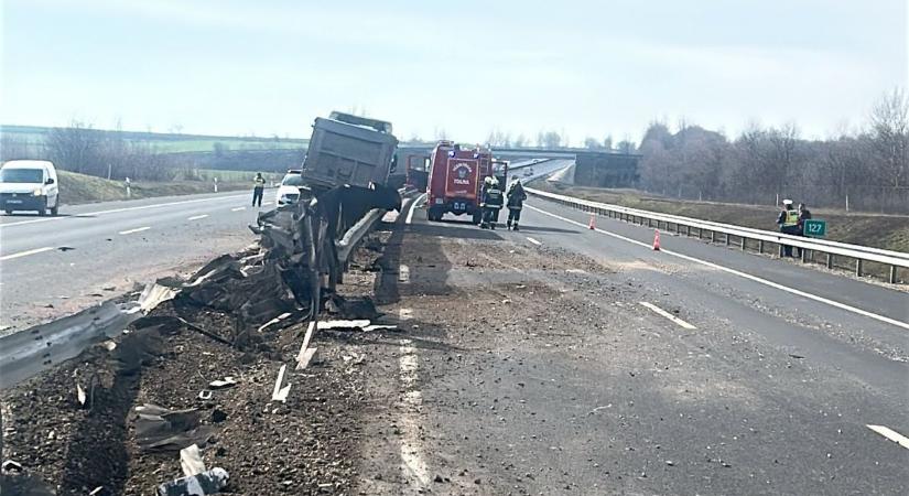 Drámai kamionbaleset történt az M6-os autópálya közelében