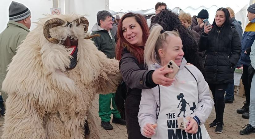 A kulcsi disznótoroson még a mohácsi busók is táncra perdültek