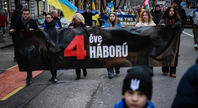Sötét gyerekrajzok és Magyarország gyűlöletmentes arca: az ukrajnai háború kitörésére emlékeztek Budapesten