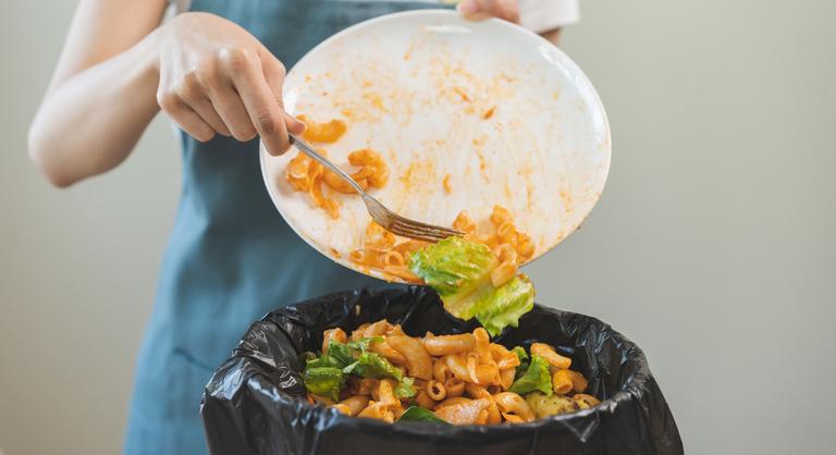 Tudja mennyi élelmiszer landol a kukában a magyar háztartásokban?