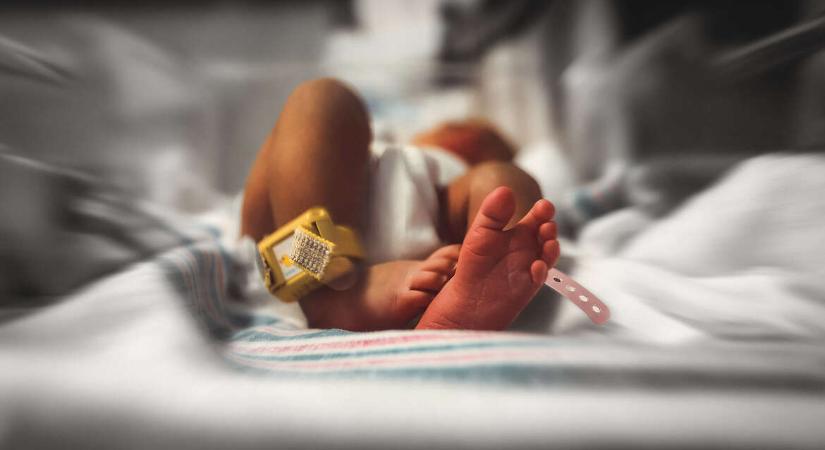 „Intézményesített gyerekrablás” – Szülei tudta nélkül vitte el a gyámhatóság az újszülöttet a kórházból