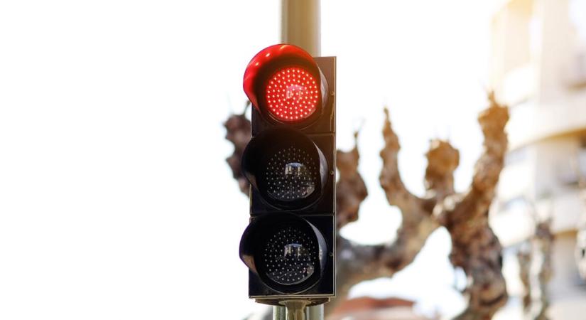 Áthajtott a piroson, ami egy gyerek életébe került