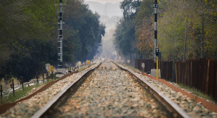 Elgázolta a vonat az üvöltő zenét hallgató férfit