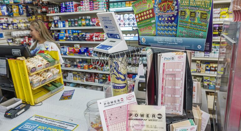 A vásárló nem fizette ki a szelvények árát, az üzlet egyik alkalmazottja kaszált vele a lottón