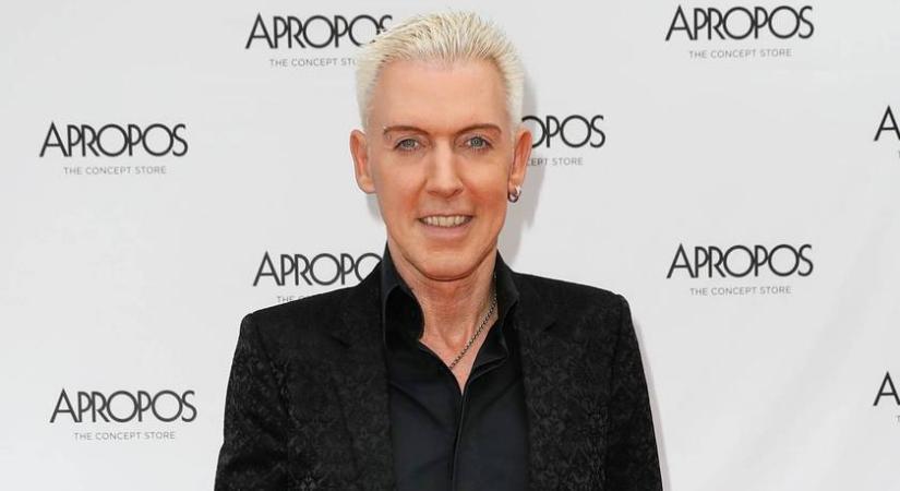 A Scooter 61 éves énekese és 38 évvel fiatalabb felesége: Sara vérbeli bombázó