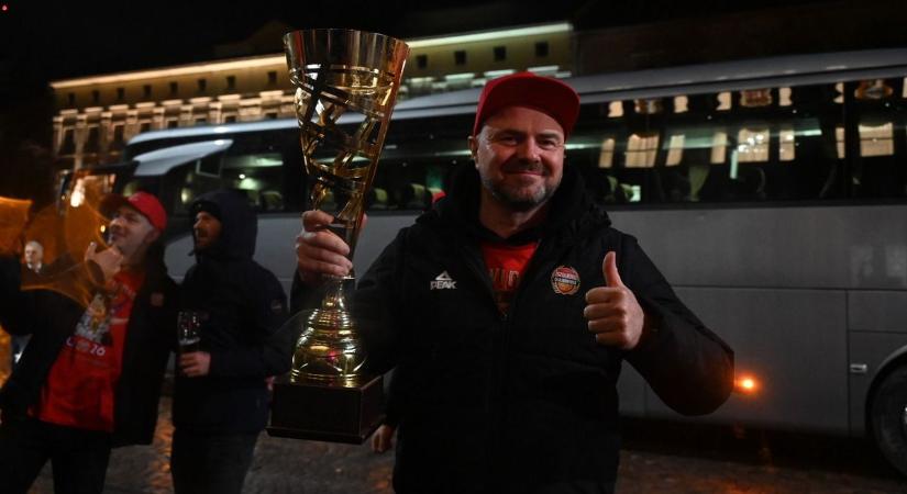 „Ez Szolnok!" – a szurkolókkal együtt ünnepelt a kupagyőztes Olajbányász a Kossuth téren - galériával