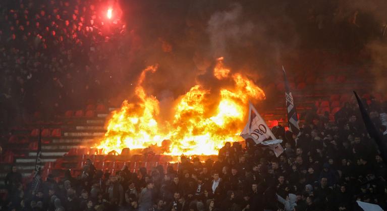 Döbbenetes képeken minden idők egyik legnagyobb botránya, ahogy a Partizan ultrái felgyújtják a Crvena zvezda stadionját