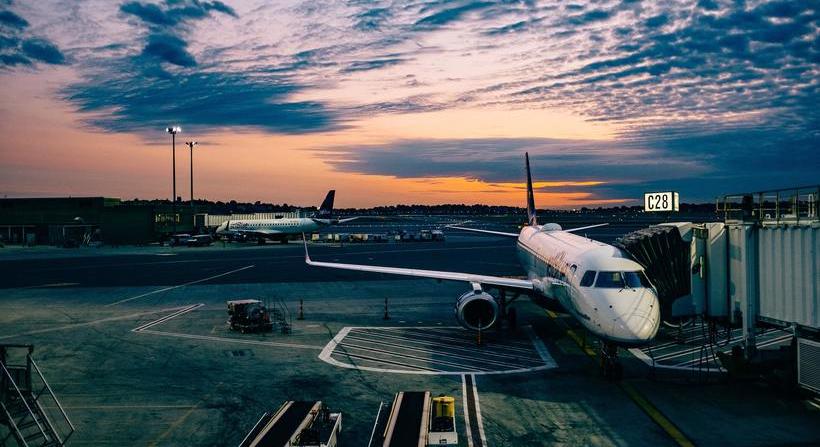 Kénytelen volt visszafordulni egy repülőgép a bukaresti reptérre – Pánikot keltett a miniszter?