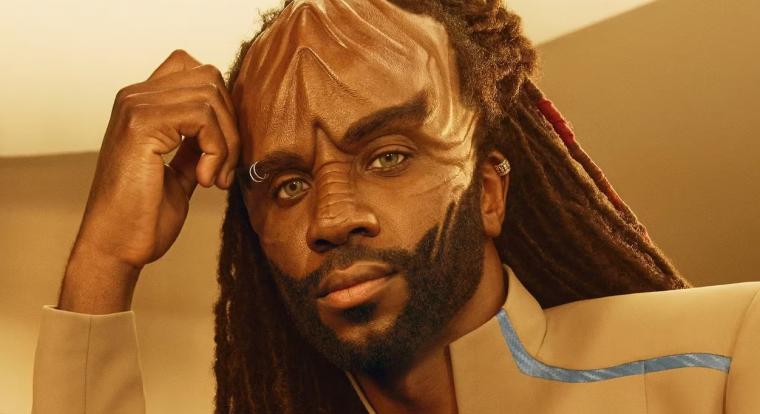 A Star Trek Suluja is kiállt a meleg klingon karakter színésze mellett