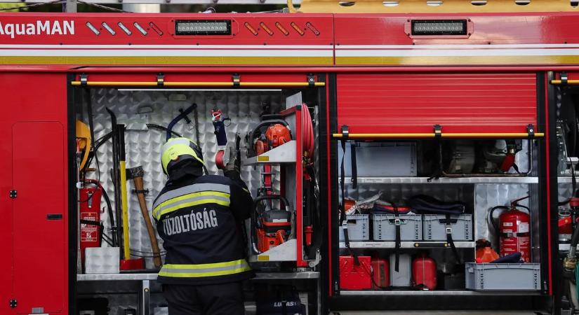 Kora reggel kigyulladt egy busz Rákospalotán