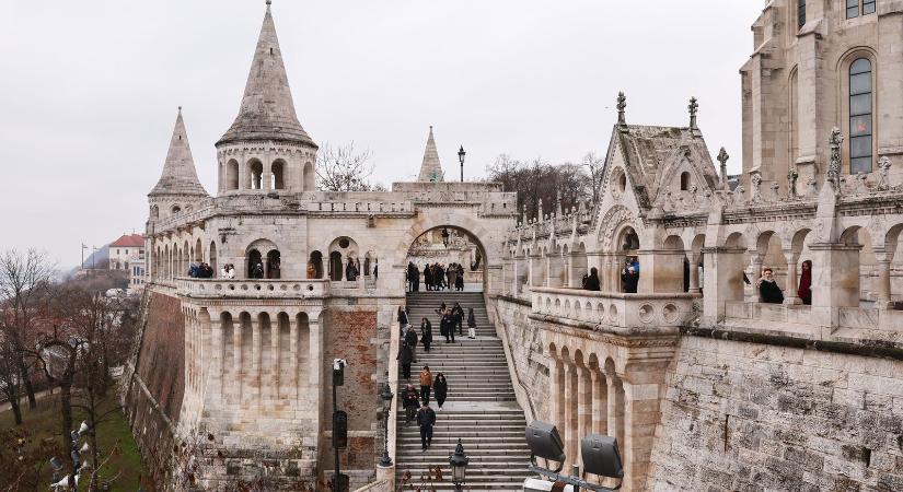 Fűrésszel estek neki a lótetemnek az éhezők a Budai Várban