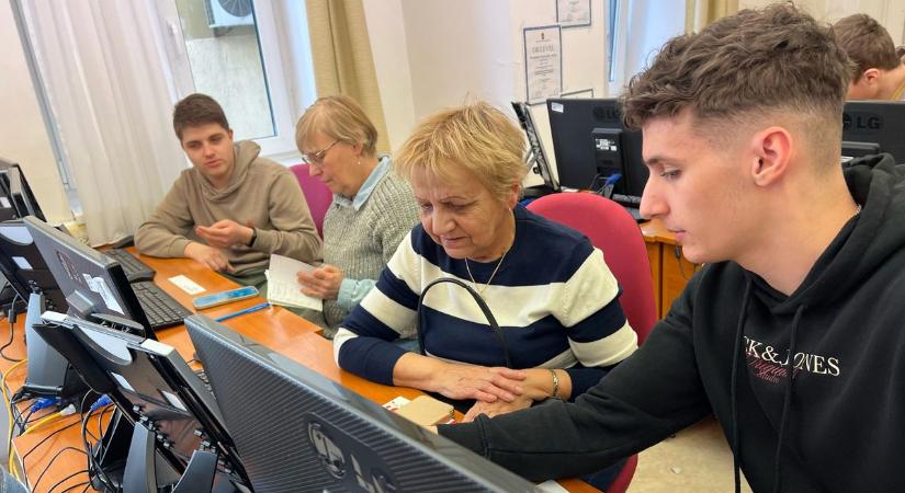 Win-win szituáció: diákok oktatnak informatikát nyugdíjasoknak ebben a vasi középiskolában