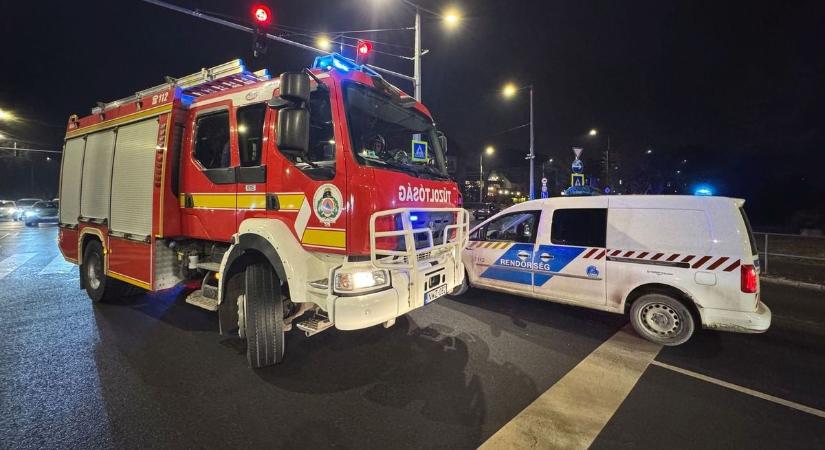Baleset Debrecennél, egy embert feszítővágóval szabadítottak ki!