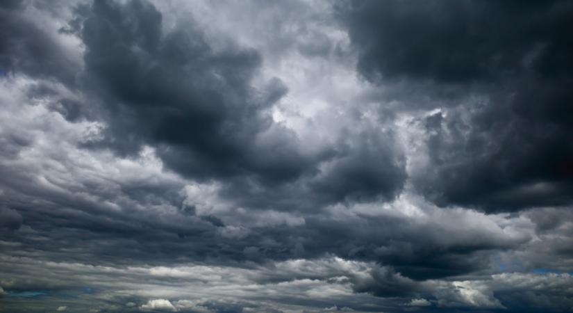 Kiadta a riasztást a HungaroMet: zivatar és brutális szélvihar várható hétfő - erre kell készülni