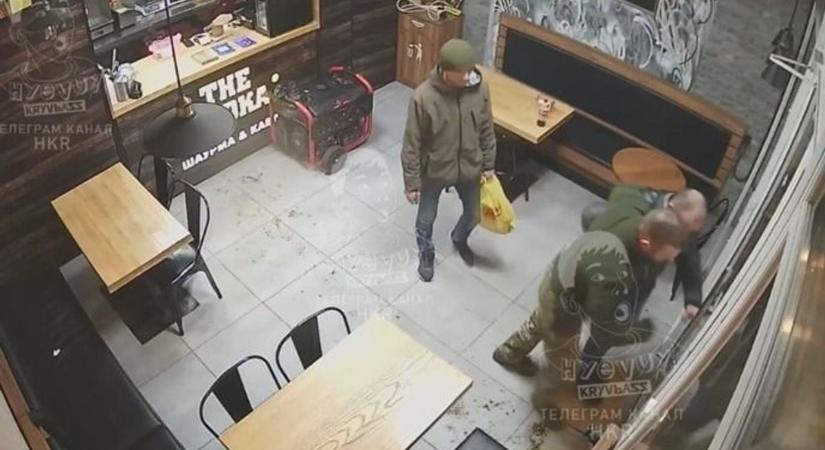 Sokkoló képsorok: fegyverrel rángattak ki egy férfit egy ukrajnai kávézóból (VIDEÓ)