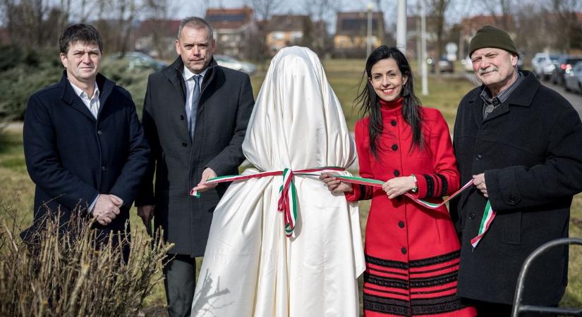 Szobrot avattak Szerencsen a Magyar Ápolók Napja tiszteletére